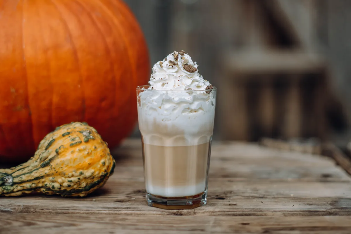 Auch auf dem Kürbismenü: der Pumpkin Spice Latte. Alles rund um die jährliche Kürbisaustellung auf der Jucker Farm und auf dem Bächlihof Jona.